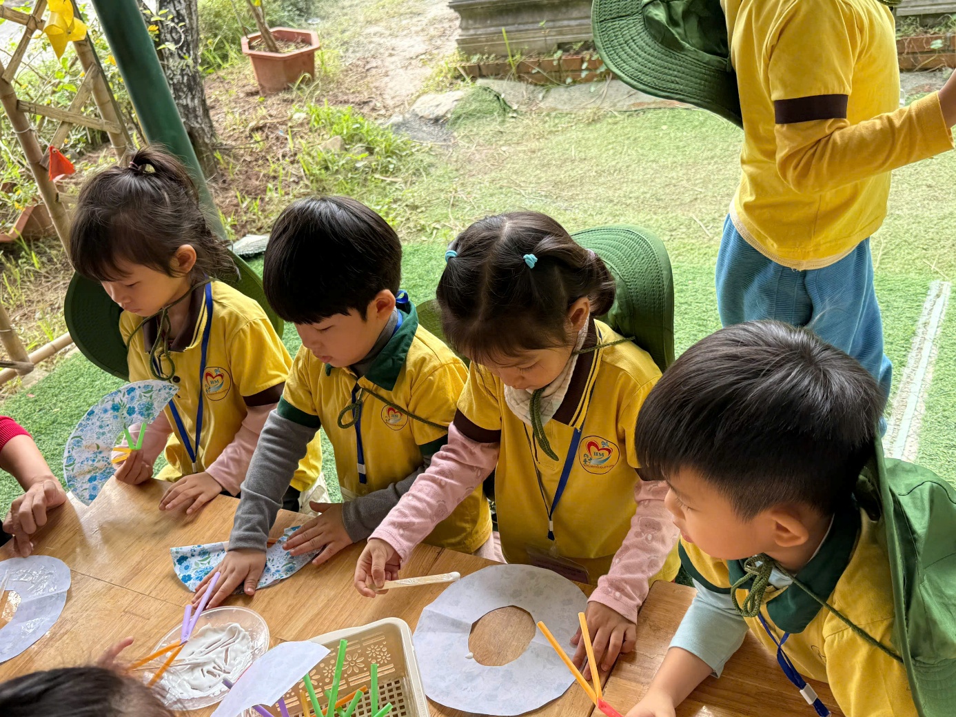 Ảnh có chứa người, trang phục, ngoài trời, cỏ
Nội dung do AI tạo ra có thể không chính xác.