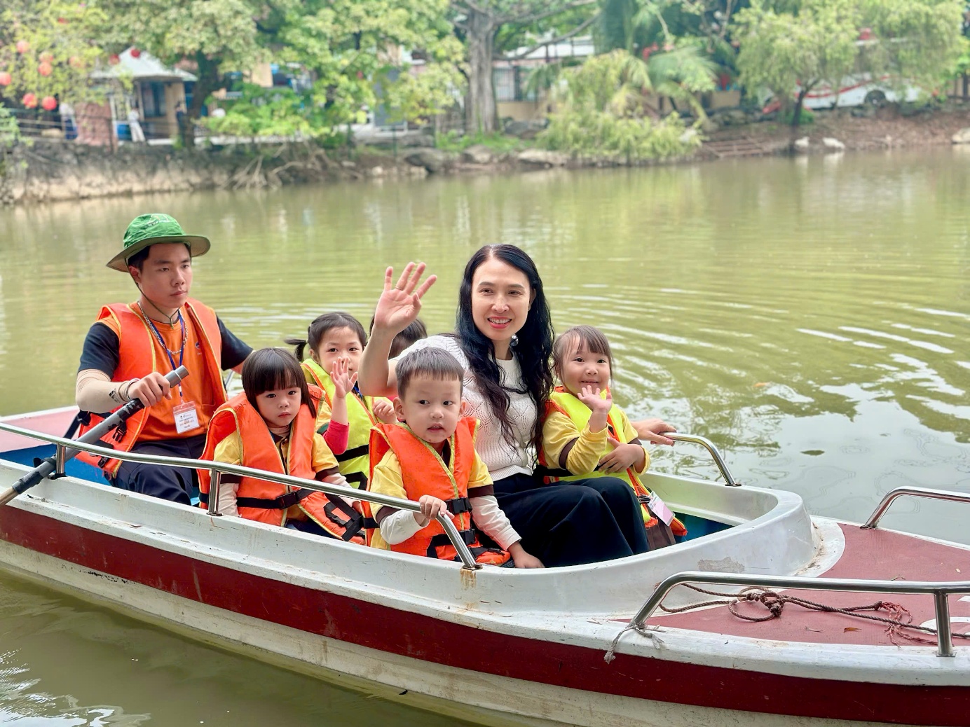 Ảnh có chứa ngoài trời, hồ, trang phục, người
Nội dung do AI tạo ra có thể không chính xác.