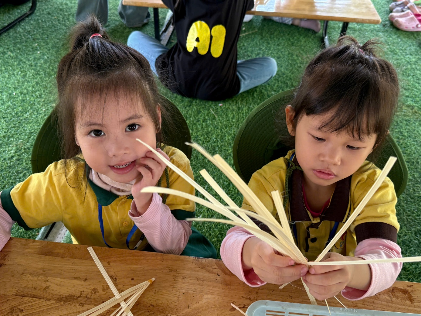 Ảnh có chứa người, Mặt người, trang phục, trẻ tập đi
Nội dung do AI tạo ra có thể không chính xác.