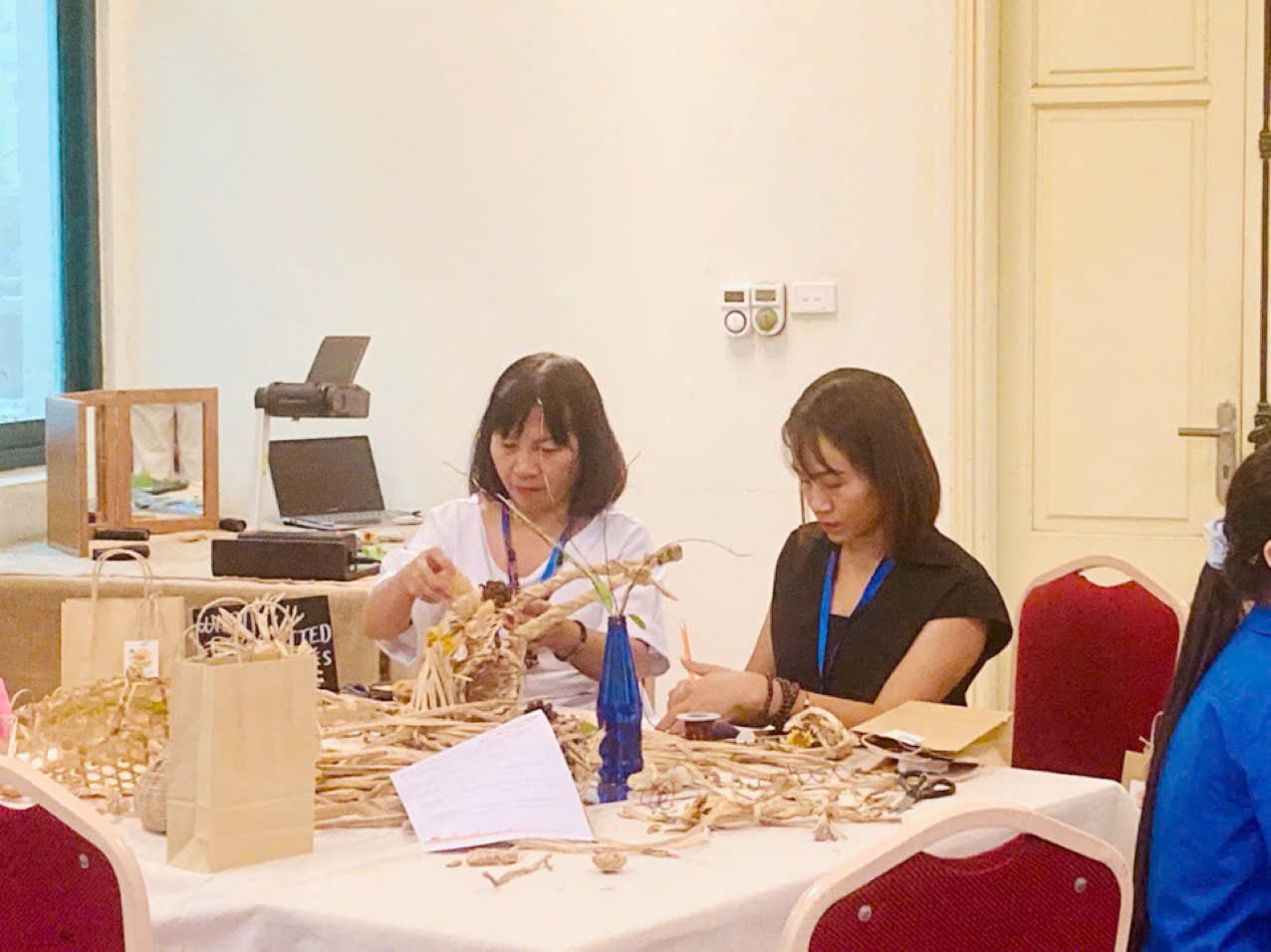 Ảnh có chứa trang phục, người, tường, trong nhà
Nội dung do AI tạo ra có thể không chính xác.