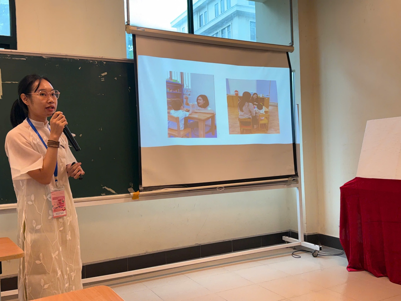 Ảnh có chứa trong nhà, trang phục, tường, đồ đạc
Nội dung do AI tạo ra có thể không chính xác.