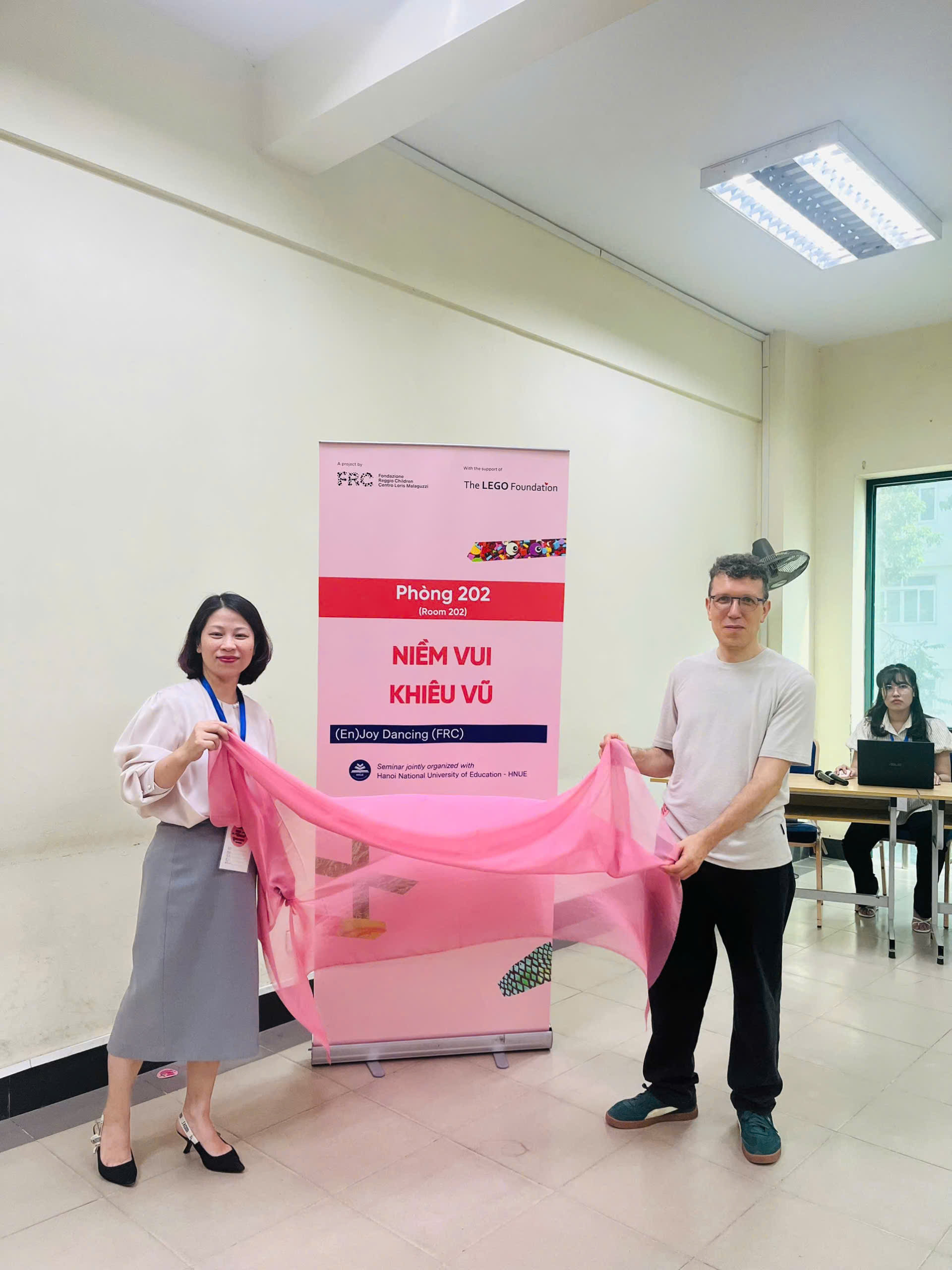 Ảnh có chứa trang phục, giày dép, người, văn bản
Nội dung do AI tạo ra có thể không chính xác.