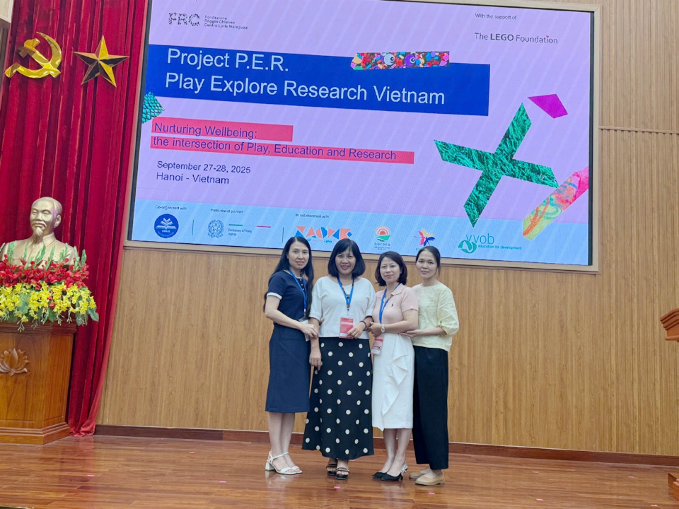 Ảnh có chứa văn bản, trang phục, hoa, trong nhà
Nội dung do AI tạo ra có thể không chính xác.