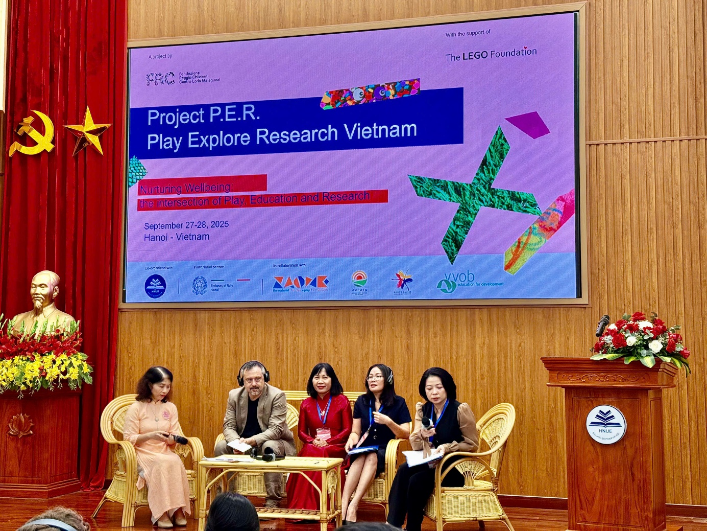 Ảnh có chứa văn bản, trang phục, trong nhà, phụ nữ
Nội dung do AI tạo ra có thể không chính xác.