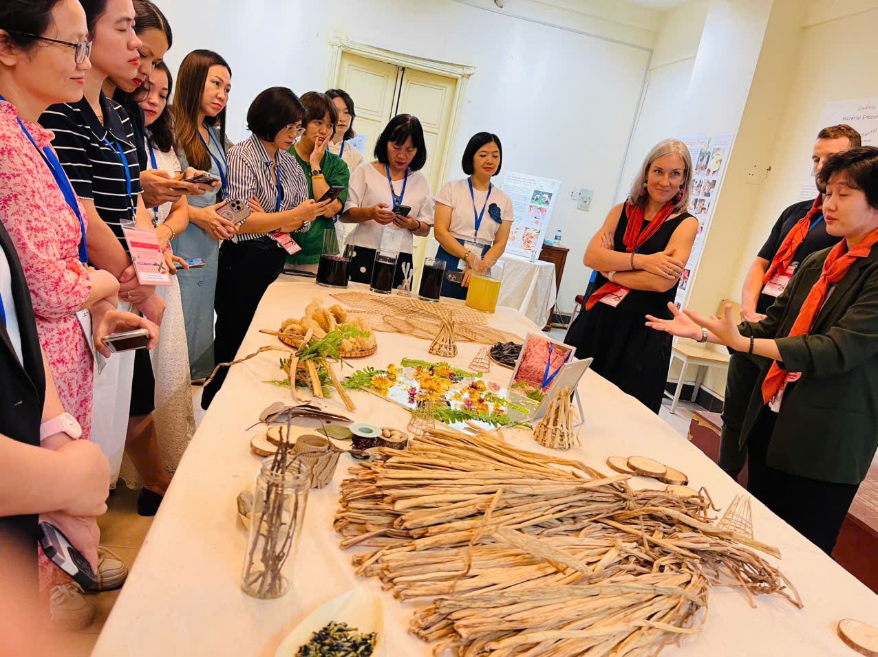 Ảnh có chứa trang phục, người, phụ nữ, trong nhà
Nội dung do AI tạo ra có thể không chính xác.