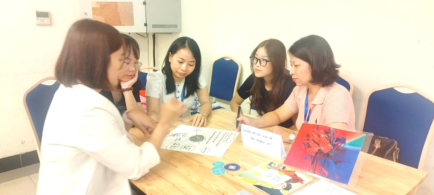 Ảnh có chứa trang phục, người, Mặt người, tường
Nội dung do AI tạo ra có thể không chính xác.