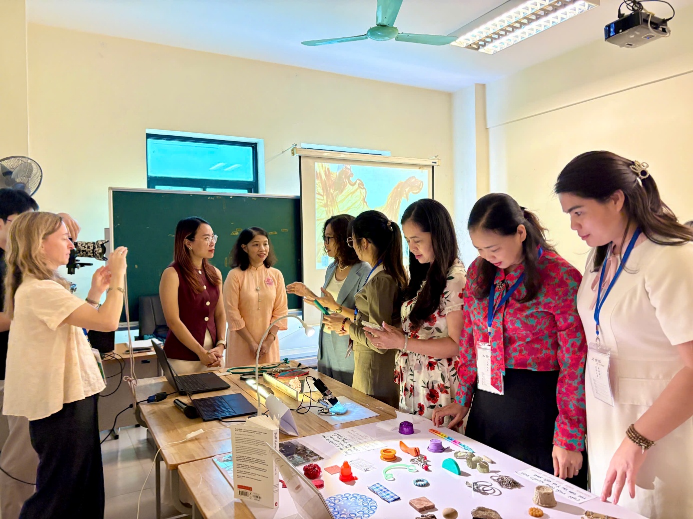 Ảnh có chứa trang phục, người, tường, trong nhà
Nội dung do AI tạo ra có thể không chính xác.