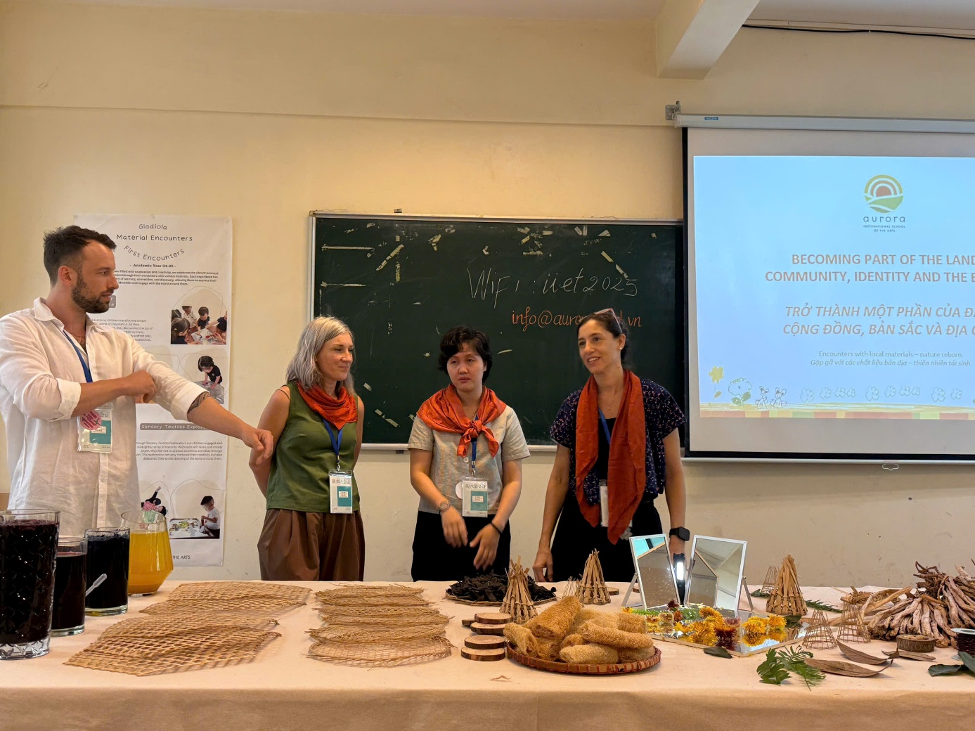 Ảnh có chứa tường, trang phục, trong nhà, người
Nội dung do AI tạo ra có thể không chính xác.