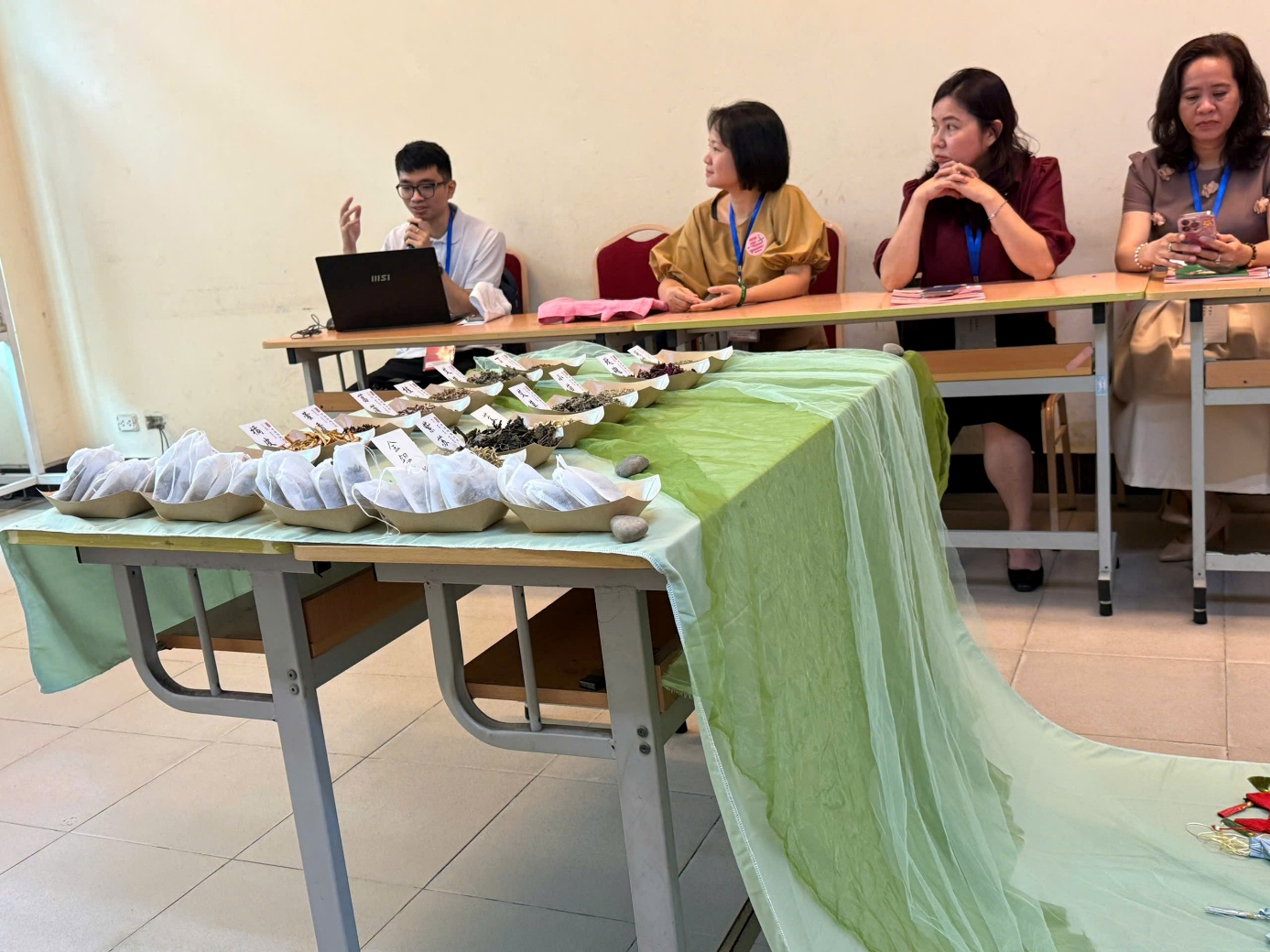 Ảnh có chứa trang phục, người, đồ đạc, trong nhà
Nội dung do AI tạo ra có thể không chính xác.