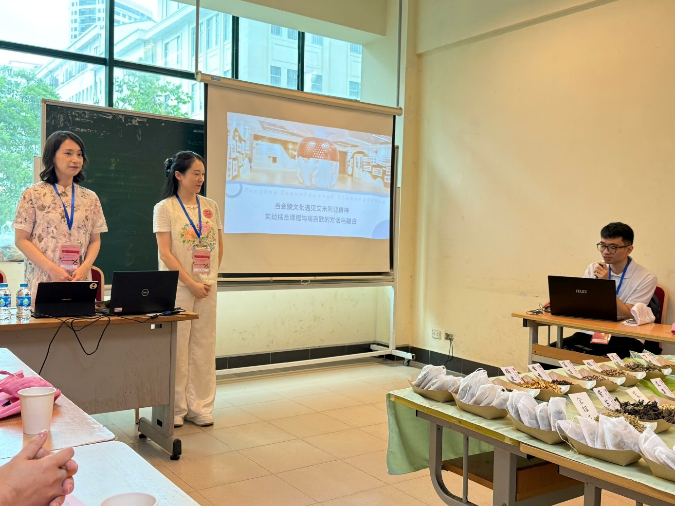 Ảnh có chứa trang phục, trong nhà, người, tường
Nội dung do AI tạo ra có thể không chính xác.