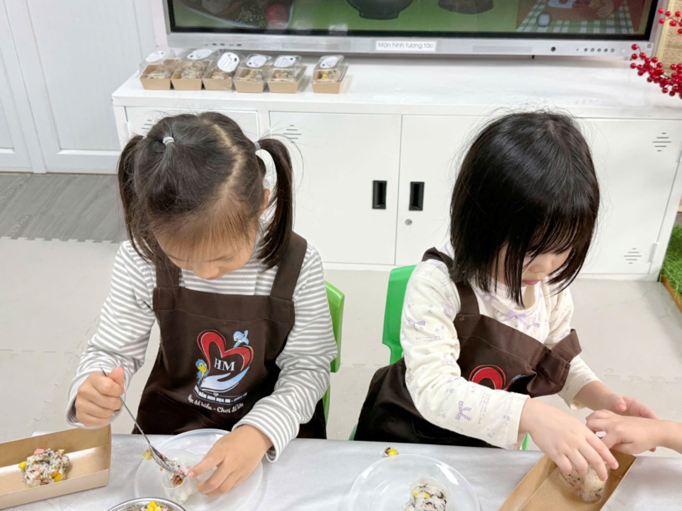 Ảnh có chứa trong nhà, người, trang phục, Mặt người

Nội dung do AI tạo ra có thể không chính xác.