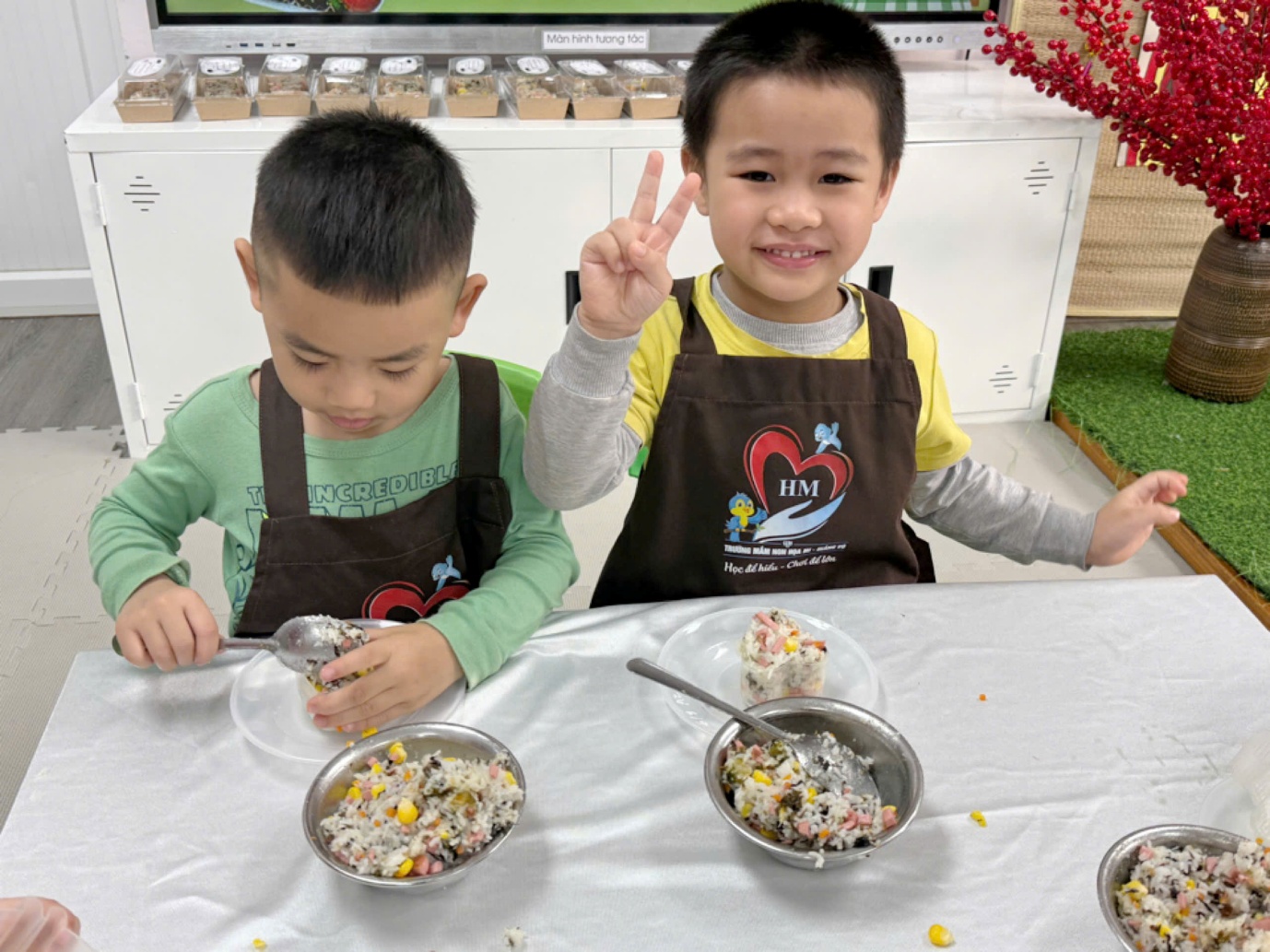 Ảnh có chứa người, trang phục, Mặt người, trẻ tập đi

Nội dung do AI tạo ra có thể không chính xác.