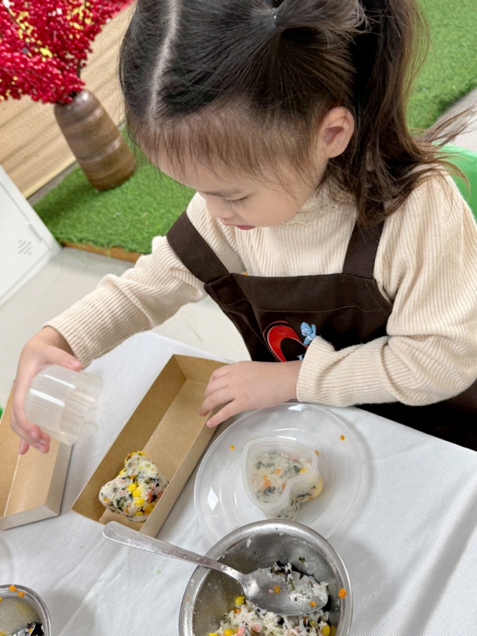 Ảnh có chứa người, trang phục, hoa, thực phẩm

Nội dung do AI tạo ra có thể không chính xác.