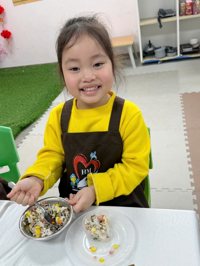 Ảnh có chứa người, Mặt người, trang phục, trẻ tập đi

Nội dung do AI tạo ra có thể không chính xác.