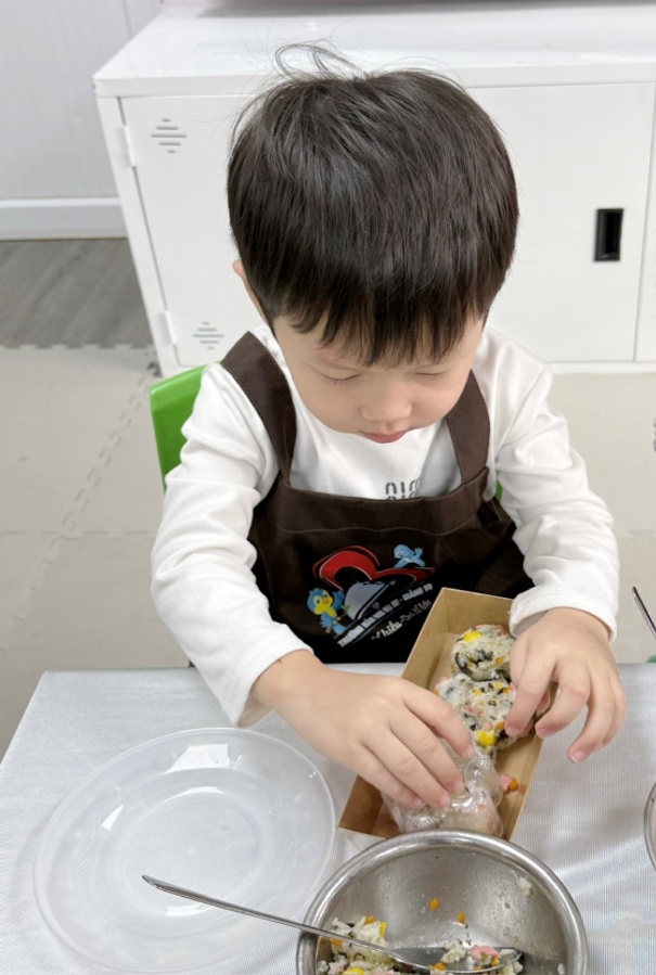 Ảnh có chứa người, trong nhà, trang phục, thực phẩm

Nội dung do AI tạo ra có thể không chính xác.