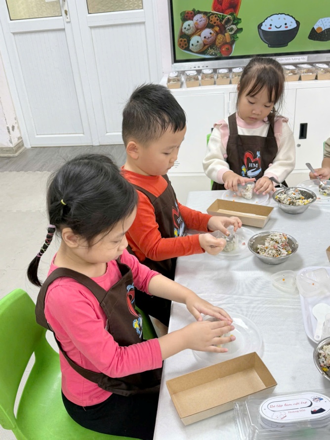 Ảnh có chứa trang phục, người, Mặt người, trẻ tập đi

Nội dung do AI tạo ra có thể không chính xác.