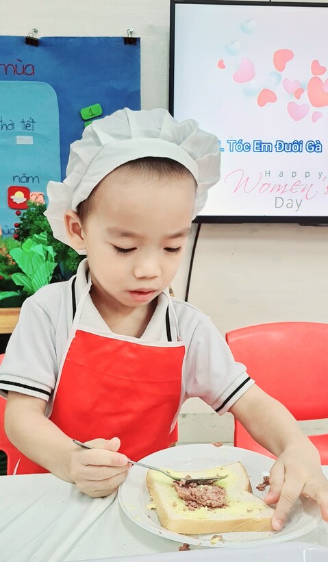 "Các bạn trai cũng làm bánh vô cùng khéo léo, không thua gì các bạn gái đâu nhé"